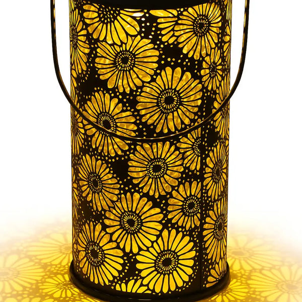 Farol solar calado con proyección floral · Fotografía del proveedor 1