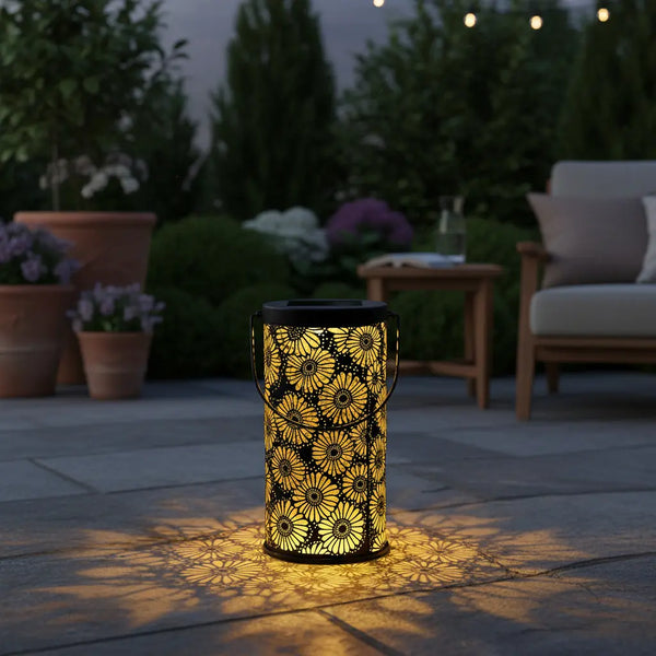 Farol solar calado con proyección floral · Fotografía del proveedor 4