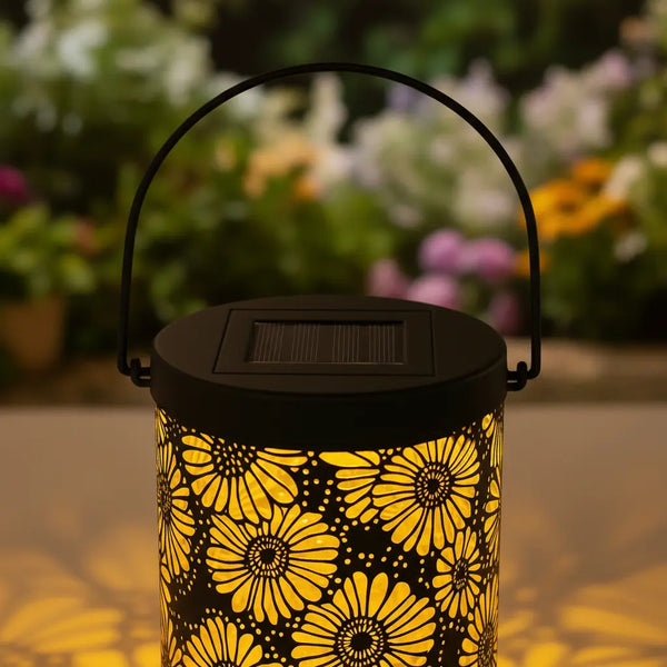 Farol solar calado con proyección floral · Fotografía del proveedor 3