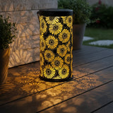 Farol solar calado con proyección floral · Fotografía del proveedor 2